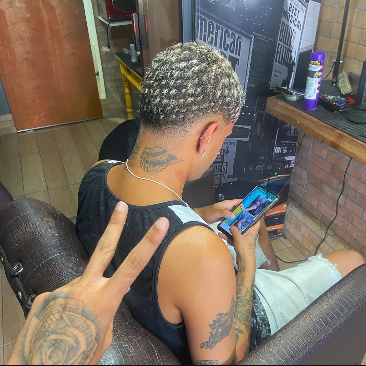 Corte com reflexos claros e degradê na nuca