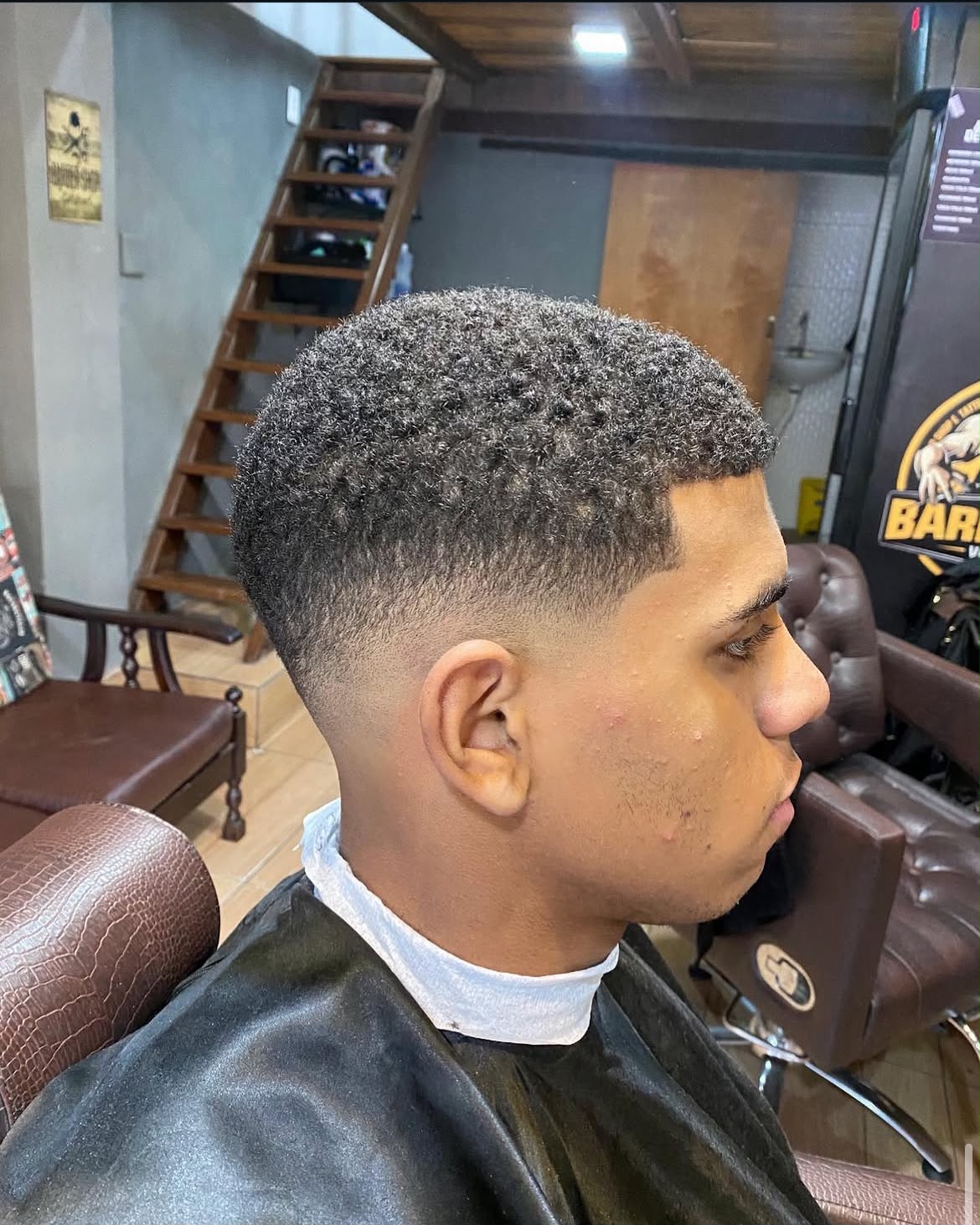 Corte crespo com degradê baixo