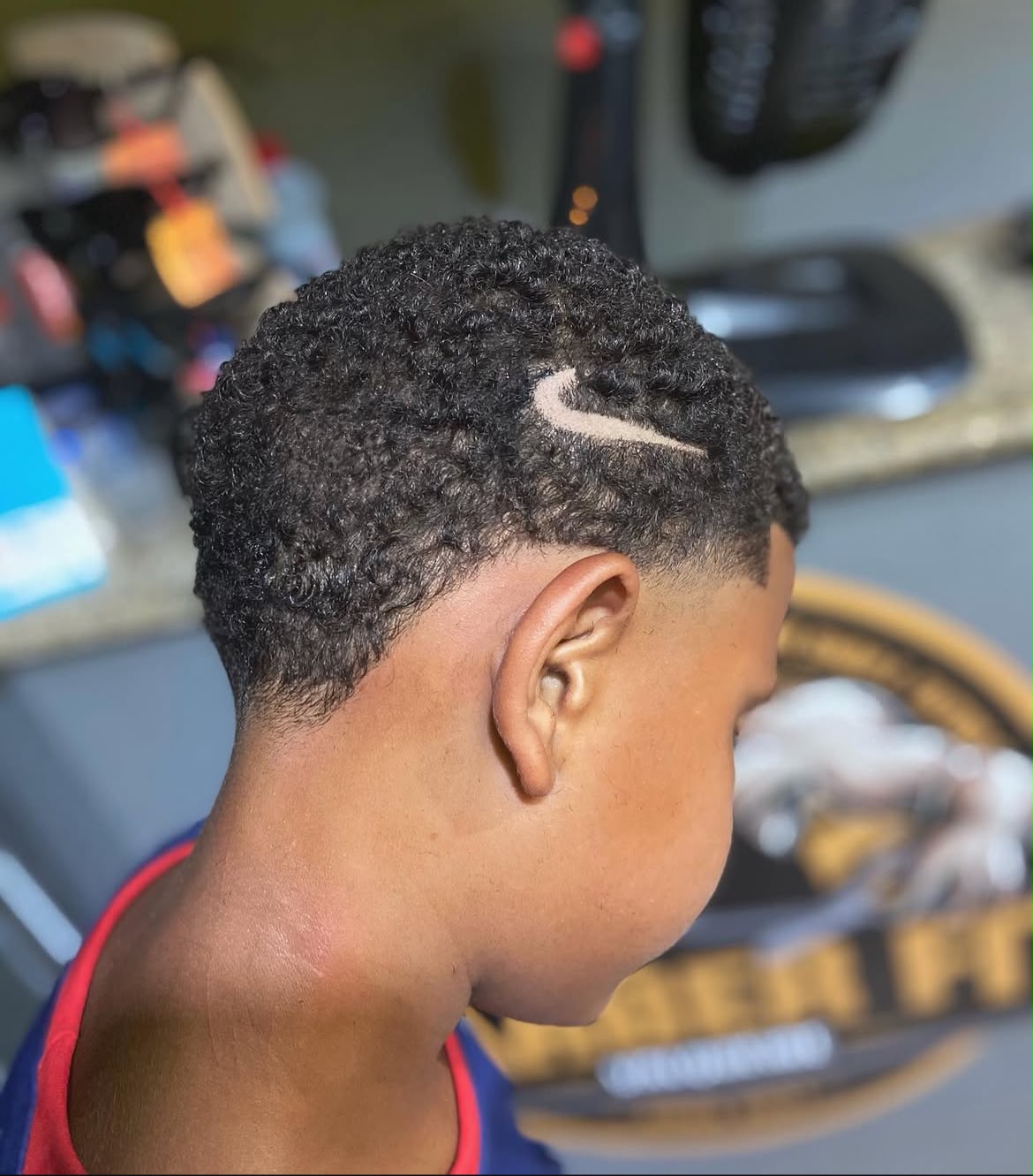 Corte infantil cacheado com desenho lateral