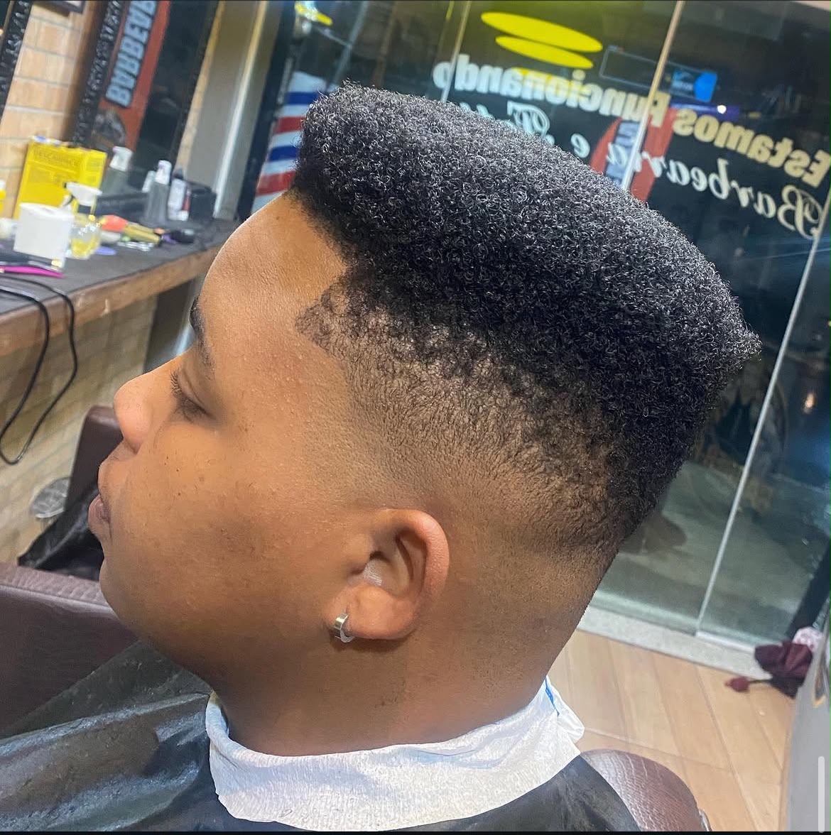Corte crespo alto com degradê baixo