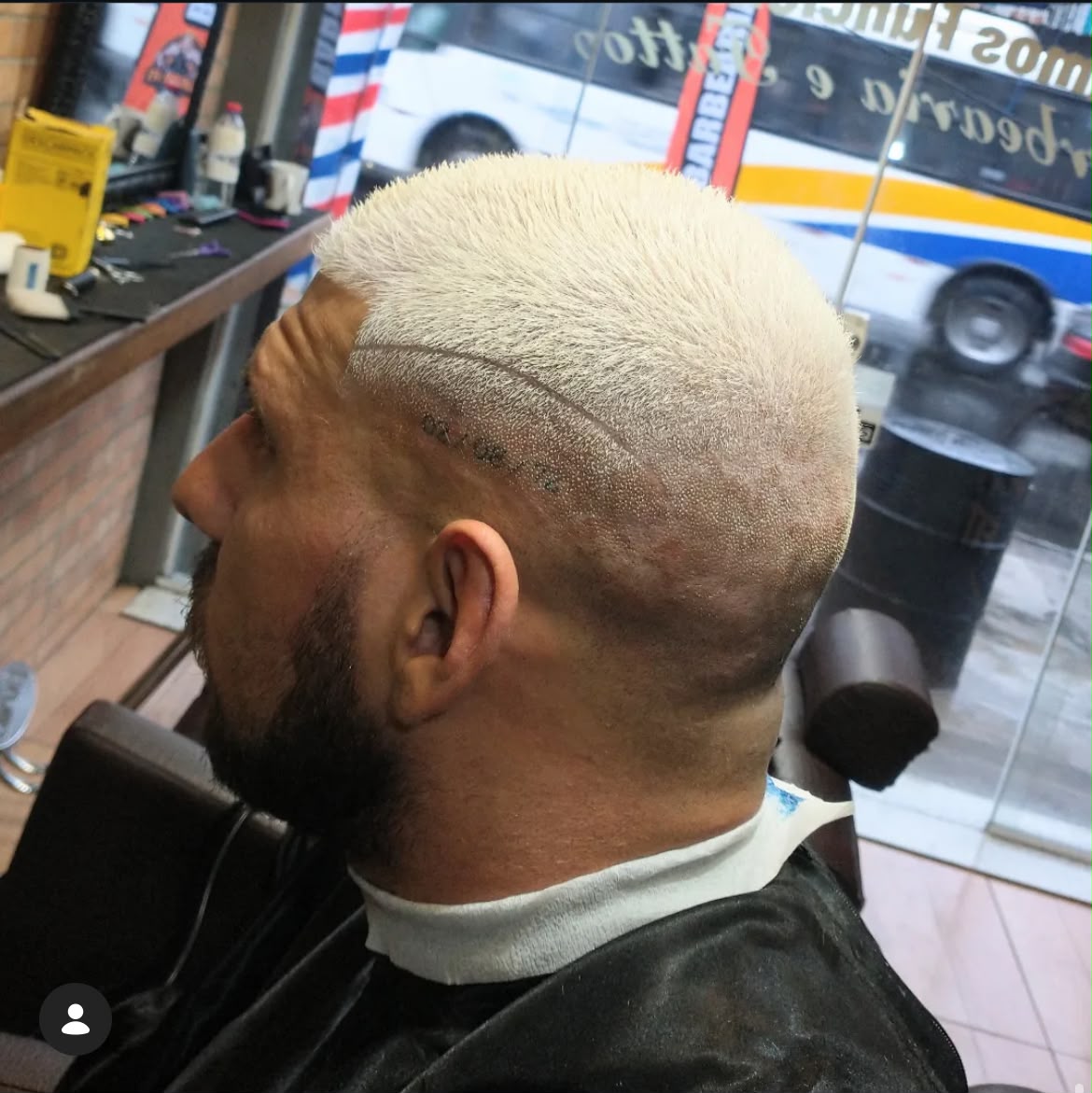 Corte platinado com riscos e barba