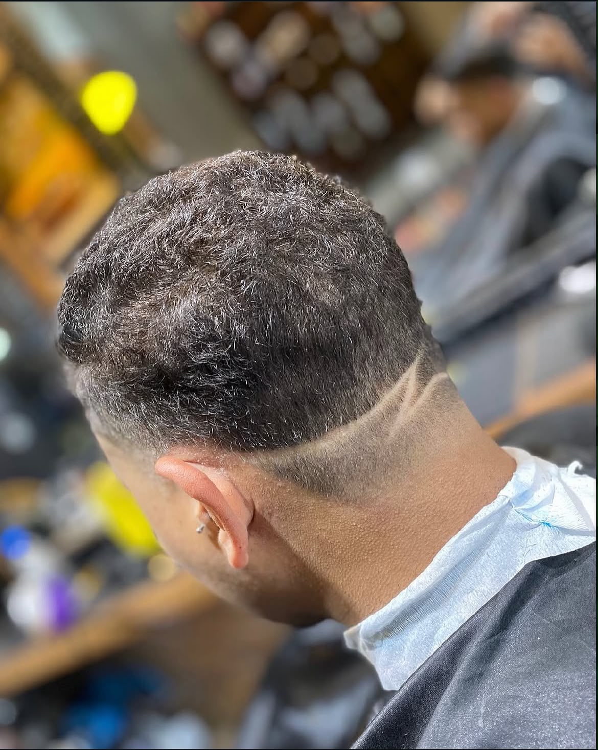 Corte masculino com risco na nuca