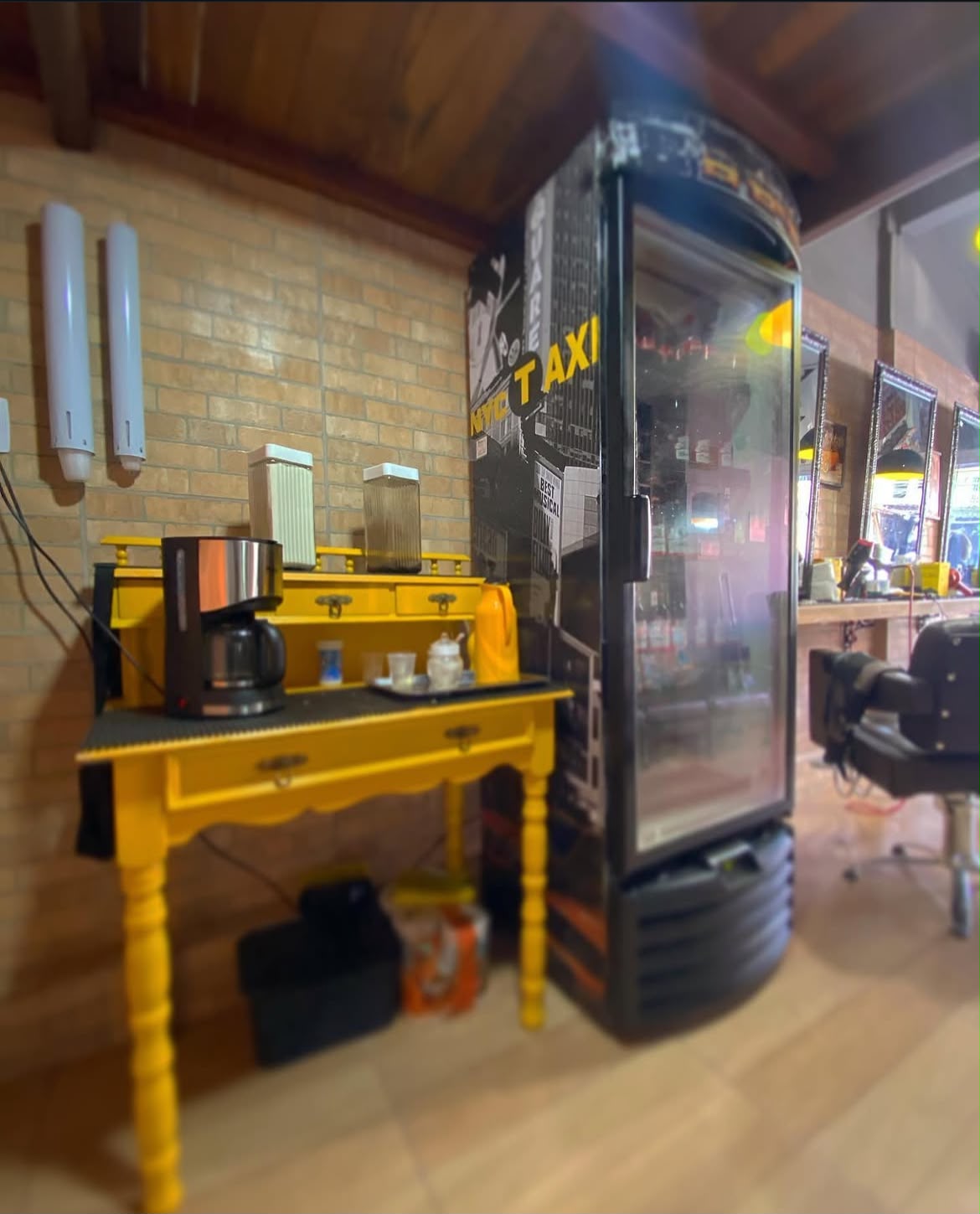 Espaço de café e bebidas da barbearia