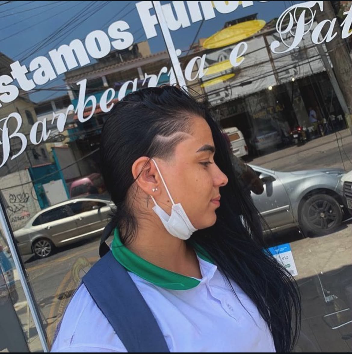 Corte feminino lateral com desenho