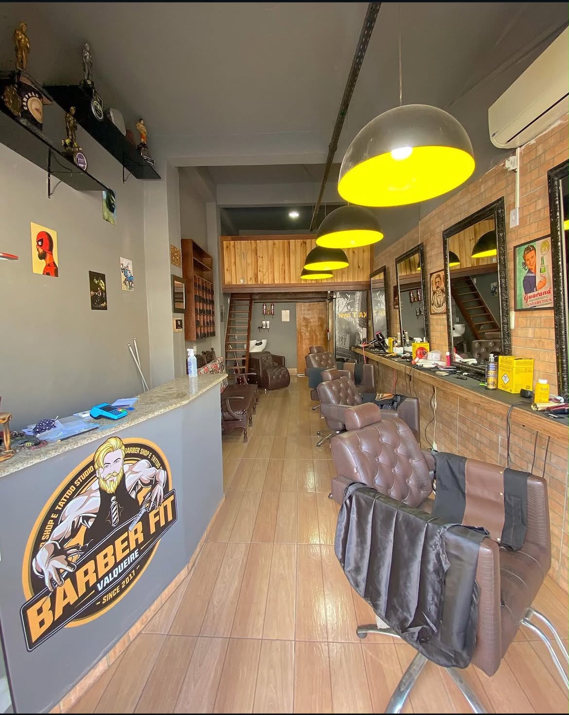 Salão e cadeiras da Barber Fit Valqueire